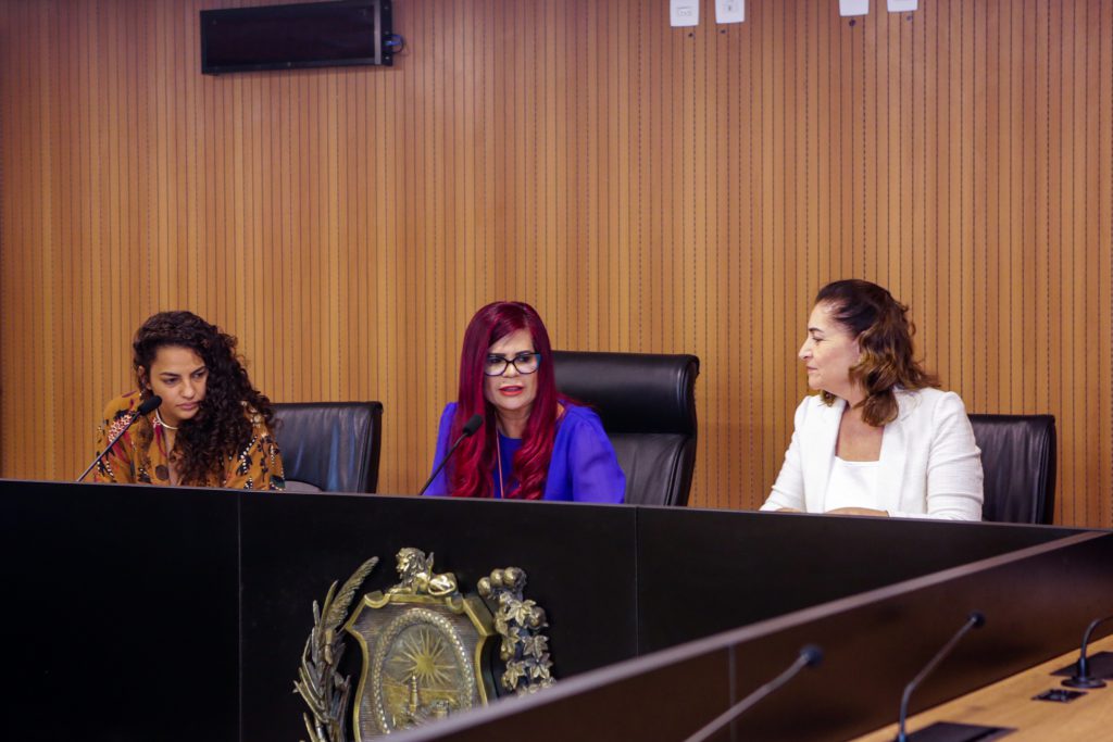 Deputadas Rosa Amorim, Gleide Angelo e Simone Santana sentadas na banca do Plenarinho da Alepe