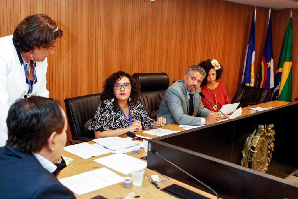 Deputados e assessores sentados na bancada do Plenarinho, durante a reunião da Comissão de Educação