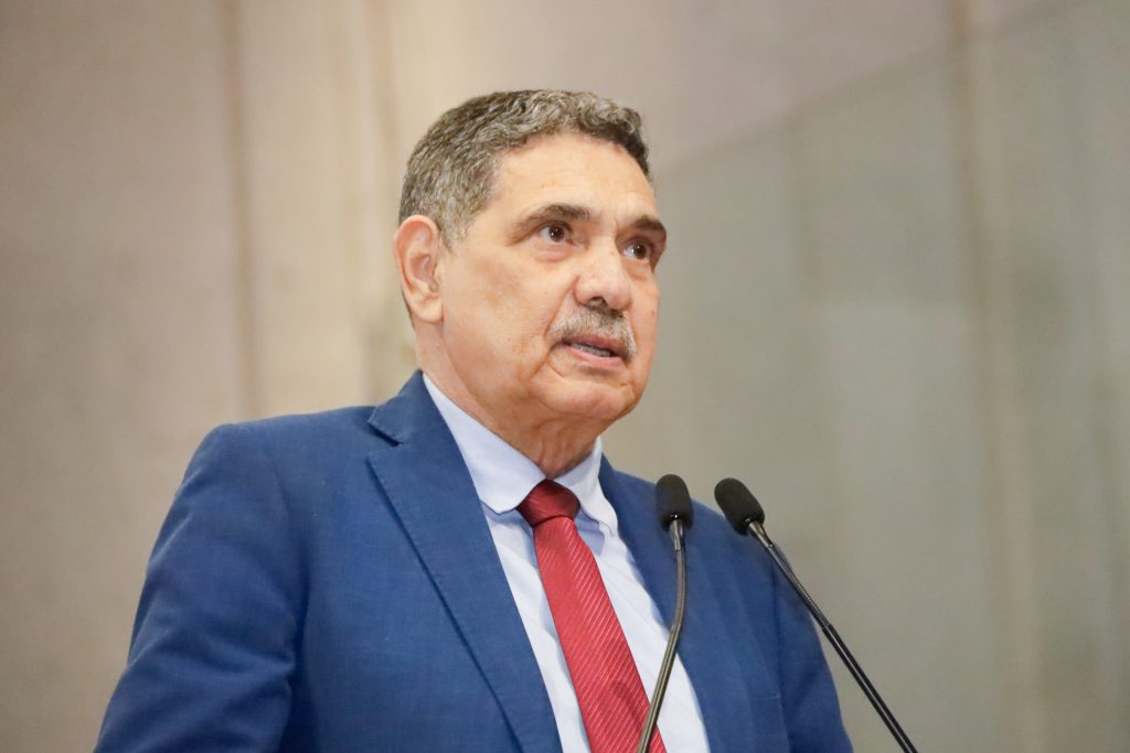 Deputado João Paulo fala na tribuna. Ele usa terno azul escuro e gravata vermelha