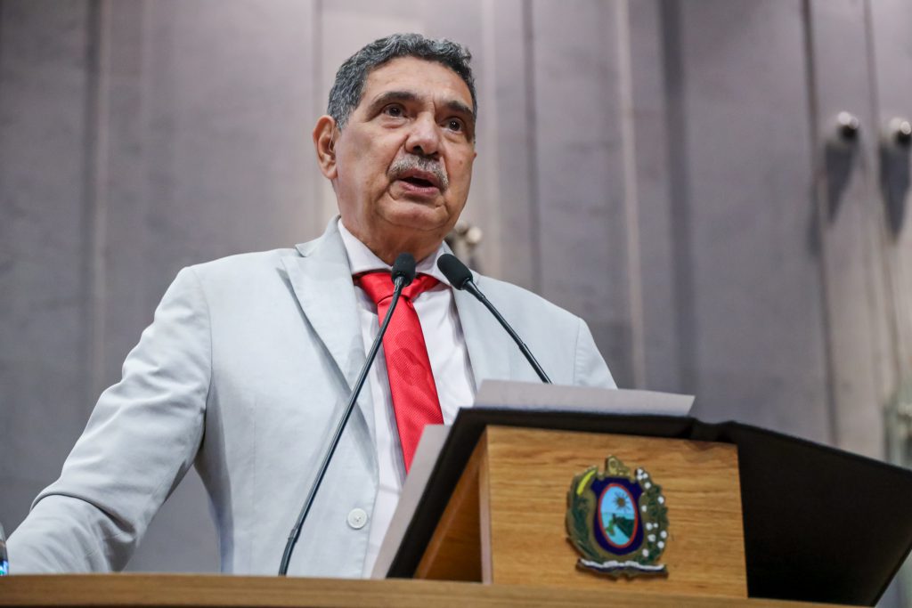 Deputado João Paulo, com terno cinza claro e gravata vermelha, fala na Tribuna do Plenário