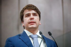 Deputado Antonio Coelho fala no microfone da tribuna, utilizando terno azul e gravata azul clara.