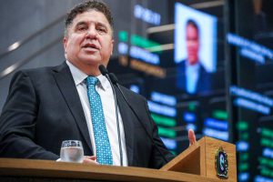 Deputado Pastor Cleiton Collins fala na tribuna do Plenário