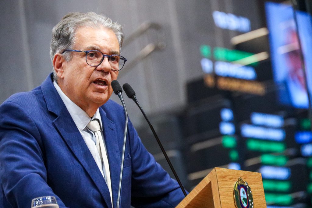 Deputado Antônio Moraes fala na tribuna do Plenário