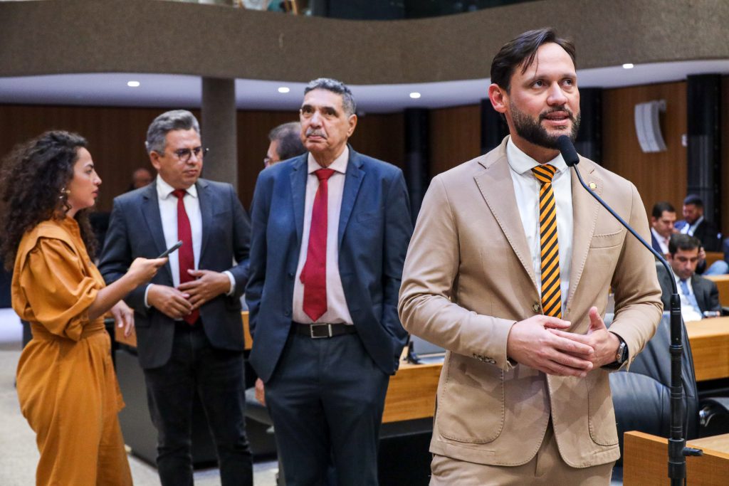 Com deptuado Gilmar Junior à frente, da direita para esquerda, deputados esperam para falar no microfone do chão do Plenário. Atrás de Gilmar, estão João Paulo, Doriel Barros e Rosa Amorim