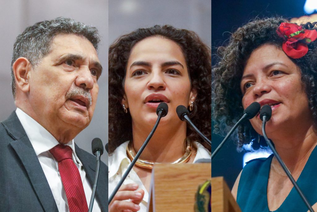Foto dividida em tres partes dos deputados João Paulo, Rosa Amorim e Dani Portela falando ao microfone da tribuna. João Paulo usa terno risca de giz com camisa branca e gravata vermelha. Rosa usa camisa branca com gargantilha em cor dourada. Dani usa camisa verde esmeralda sem manga e uma flor vermelha no cabelo. 