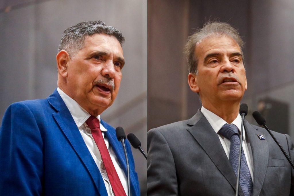 A esquerda, foto do deputado João Paulo, usando terno azul escuro e gravata vermelha. A direita, foto do deputado Alberto Feitosa, usando terno cinza com gravata cinza.