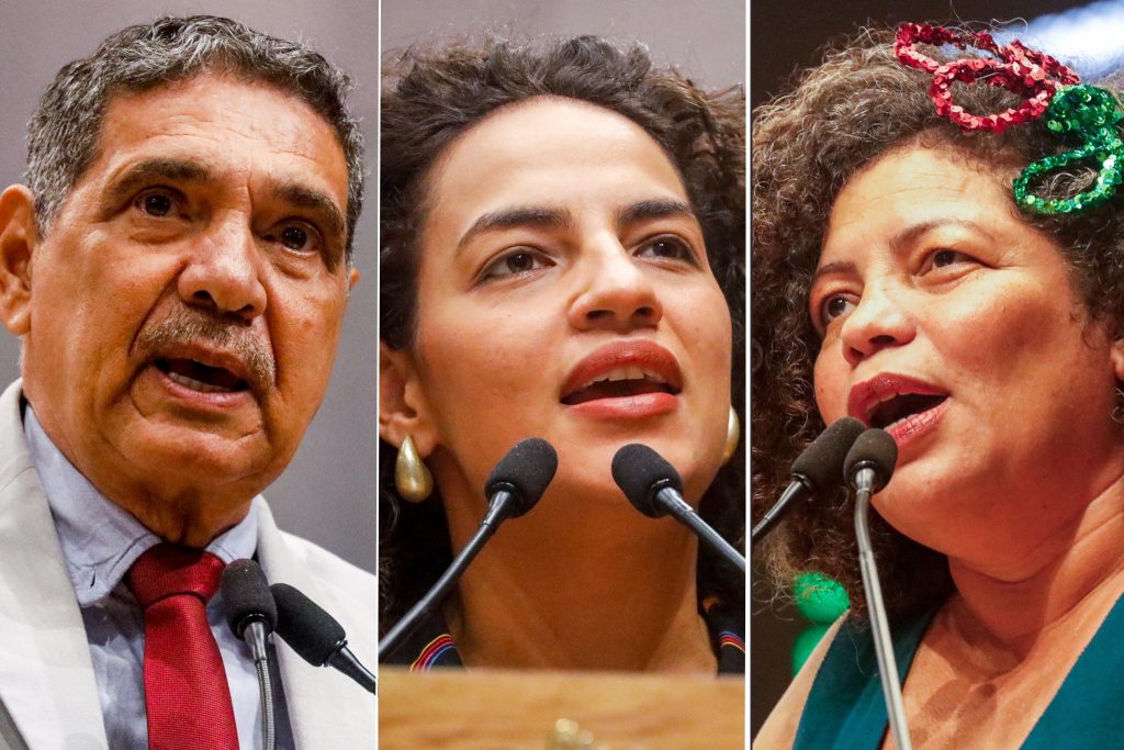Foto dividida em tres partes mostrandos o rosto em close dos deputados João Paulo (com terno cinza claro e gravata vermelha), Rosa Amorim (mostrando apenas o rosto e dois microfones no púlpito) e Dani Portela (usanvo vestido verde e arranhos verde e vermelhos no cabelo).