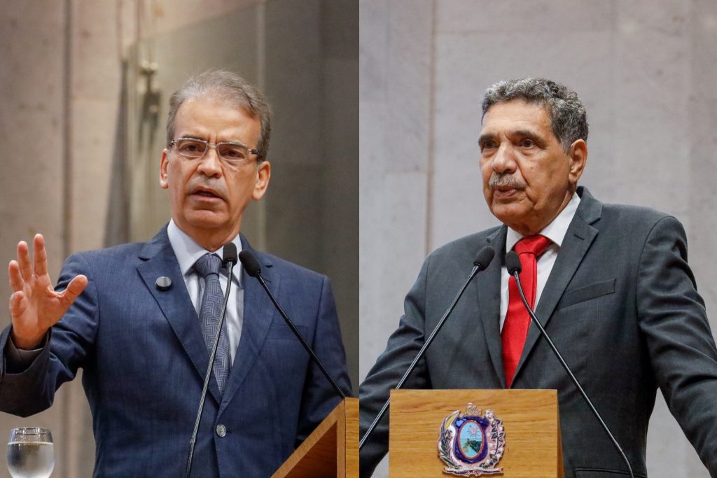 Foto dividida em duas partes, cada uma com um parlamentar falando na tribuna. À esquerda,Alberto Feitosa, utilizando terno azul marinho e gravata cinza. À direita, o deputado João Paulo, utilizando terno cinza escuro com gravata vermelha.