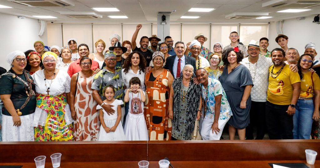MEMÓRIA – Audiência pública reuniu representantes da tradição juremeira, parlamentares e ativistas para discutir o reconhecimento da Rua da Guia como território sagrado da jurema e patrimônio ancestral de Pernambuco. Foto: Roberta Guimarães