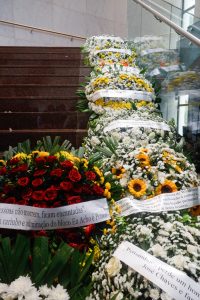Coroas de flores em homenagem ao deputado Waldemar Borges na escadaria do Edifício Miguel Arraes de Alencar.