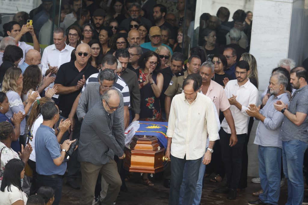 Multidão desce a escadaria do Edifício Miguel Arraes carregando o caixão do deputado Waldemar Borges, com a bandeira de Pernambuco estendida sobre ele.