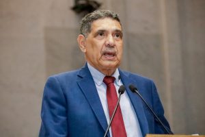 Deputado João Paulo fala na tribuna. Ele usa um terno azul marinho e gravata vermelha.