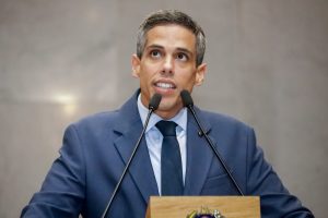 Deputado Jarbas Filho fala na tribuna do plenário. Ele usa um terno cinza com gravata azul marinho.