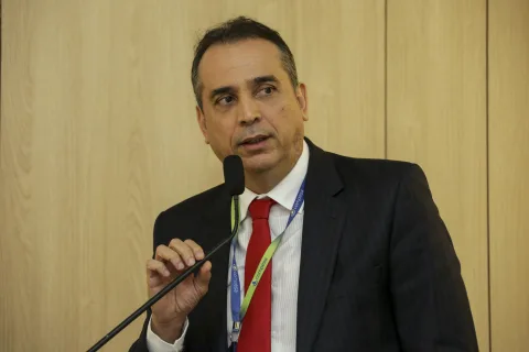 NÚMEROS - Diretor de Gestão Corporativa da Compesa, Décio Padilha citou que a estatal, que tem 3,4 mil funcionários diretos e 2,8 mil terceirizados, investiu R$ 6,5 bilhões de 2008 a 2018. Foto: Alepe