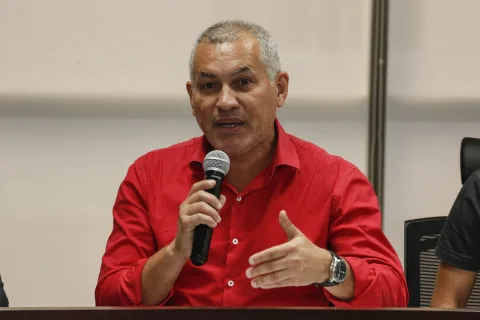 CRÍTICA - Presidente da Confederação Nacional dos Trabalhadores em Educação, Heleno Araújo diz que números são bons, mas realidade ainda é difícil. Foto: Roberto Soares