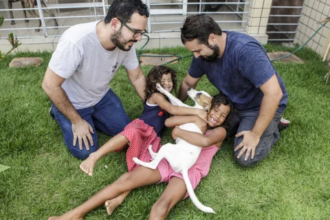 NOVO LAR - Paulo e Sérgio são, respectivamente, o “papai” e o “painho” das pequenas Alice e Aline. Foto: Henrique Genecy