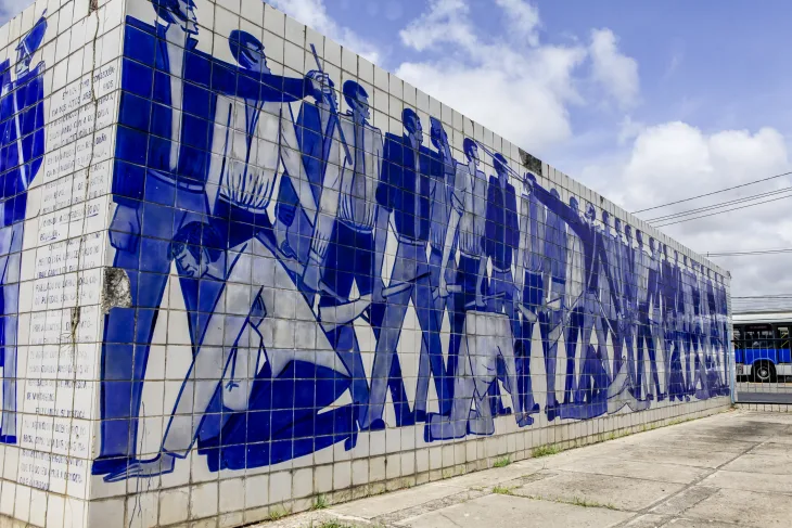 Em 1967, o artista Corbiniano Lins fez vários painéis em azulejo destacando feitos históricos de Pernambuco no século 19, um deles retratando a Revolução de 1817. Todos estão expostos na Praça Cívica, junto à Avenida Cruz Cabugá (Centro do Recife). Considerado embaixador da República nos Estados Unidos, Antônio Gonçalves da Cruz, o Cabugá, era comerciante e viajou aos Estados Unidos em 1817 em busca de reconhecimento internacional para o movimento. Foto: Henrique Genecy