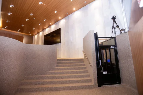 Imagem mostra o elevador ao lado da escadaria do plenário da Alepe que leva à mesa diretora e à tribuna de onde falam os deputados.