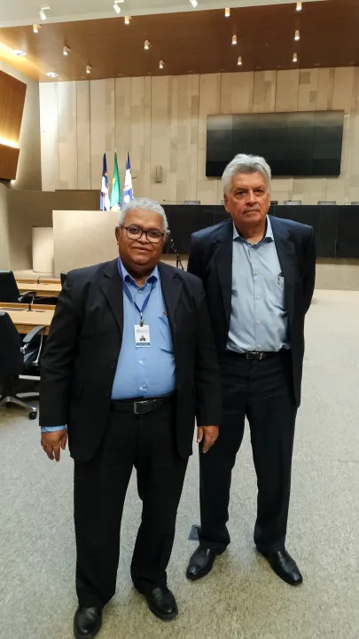 APOIO - Servidor da Alepe, José Carlos Santana, e assessor jurídico Izael Nóbrega integraram equipe técnica da Constituinte de 1989. Foto: Edson Alves Jr.