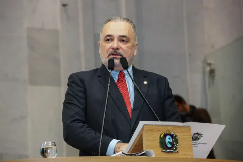 DESABAMENTO - Parlamentar informou que as famílias receberam a cessão temporária dos terrenos em 1975, mas, por conta do risco, vão ter de sair do local. Foto: Roberto Soares