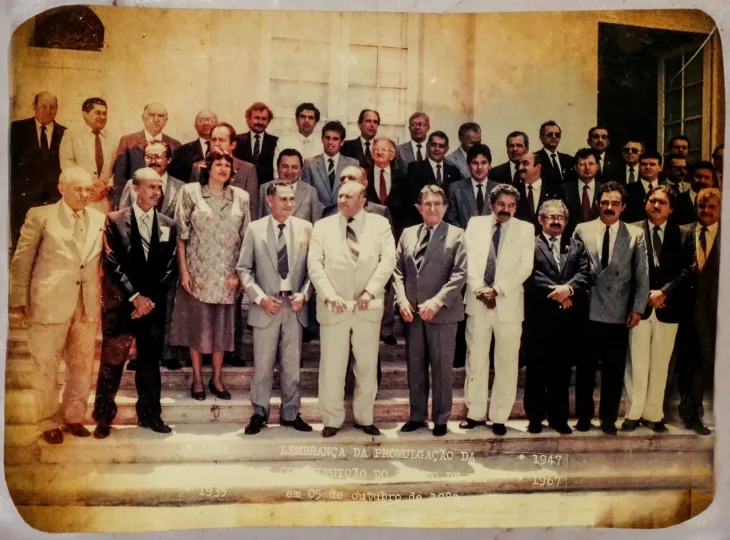 MEMÓRIA - Foto histórica dos parlamentares da Casa de Joaquim Nabuco responsáveis pela elaboração da Constituição de 1989. Foto: Acervo Alepe