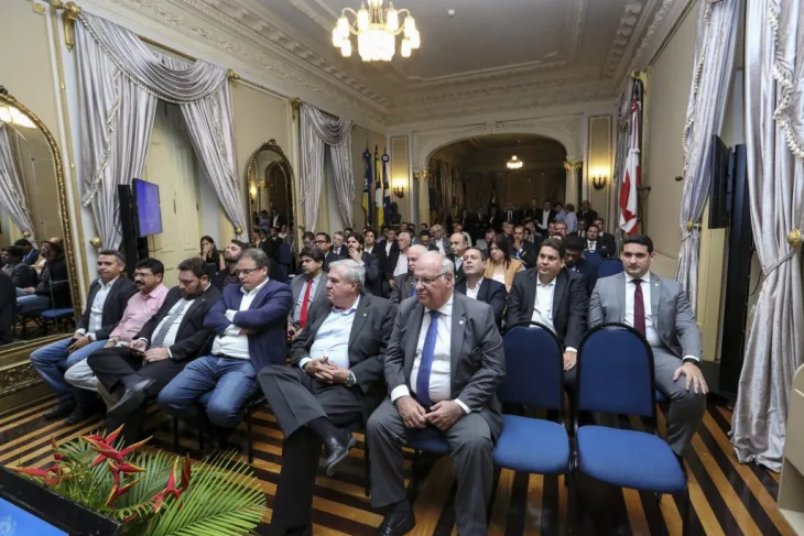 Foto mostra sala no Palácio do Campo das Princesas com deputados sentados.