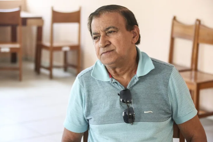 Foto do militar aposentado Gilvan Borges da Silva, sentado em uma cadeira.