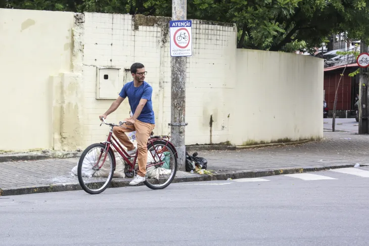 DEMANDA - Integrante da Ameciclo, Pedro Guedes questiona políticas públicas voltadas mais ao lazer que à mobilidade e defende o aumento dos investimentos em ciclovias. Foto: Sabrina Nóbrega