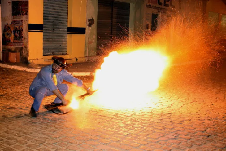 MARINHO - “O som que sai da arma e a fumaça da pólvora geram um êxtase na gente", revela o bacamarteiro. Foto: Acervo Pessoal