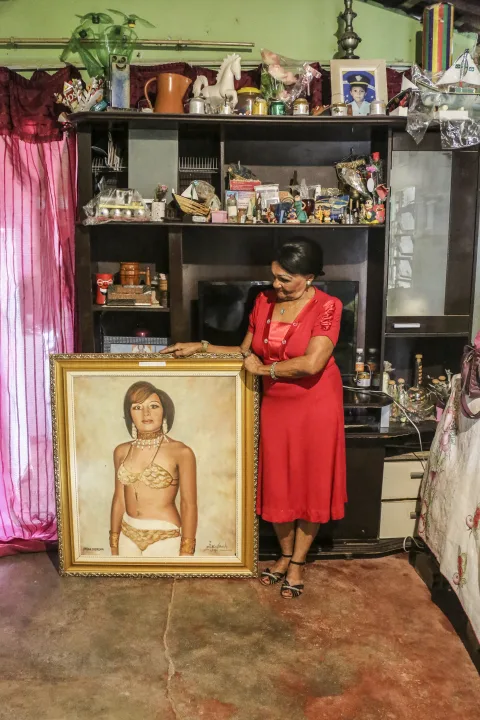 REVOLTA - Índia Morena se conforma por ter sido obrigada a “jogar o Gran Londres Circo no quintal de casa” há três anos: “Guardei o material num armazém que virou uma favela e não posso entrar lá para tirar”, relata. Foto: Sabrina Nóbrega