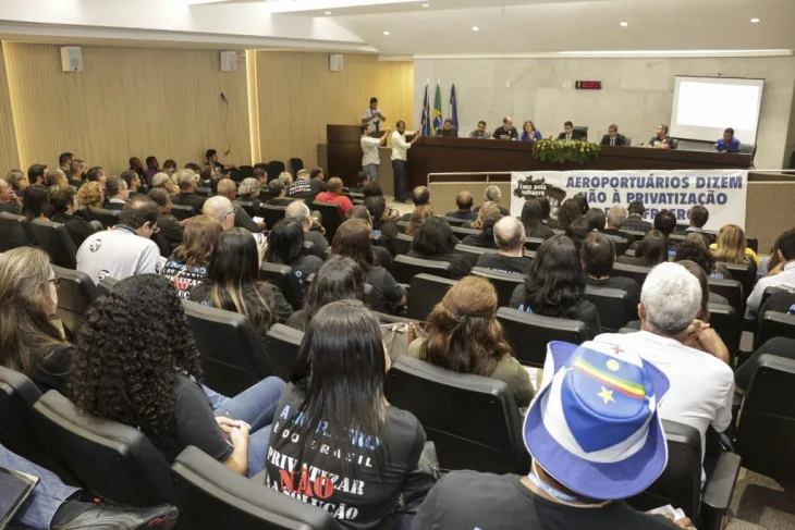 AEROPORTOS - Contrários à privatização, funcionários da Infraero elencaram riscos para o sistema aéreo nacional. Foto: Jarbas Araújo