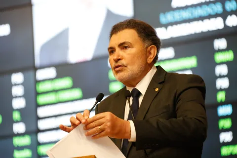 Foto de deputado falando na tribuna da Alepe