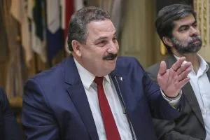 Foto do deputado Eriberto Medeiros falando e gesticulando com a mão esquerda levantada.