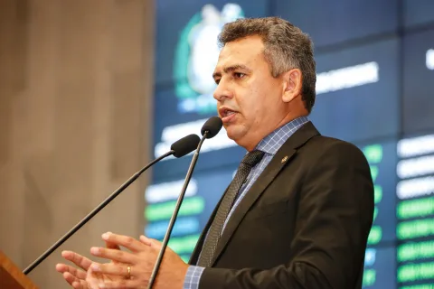 PLENÁRIO - À tarde, Doriel Barros repercutiu discussão da manhã na tribuna: “Falta uma legislação que discipline a instalação desses parques", afirmou. Foto: Giovanni Costa