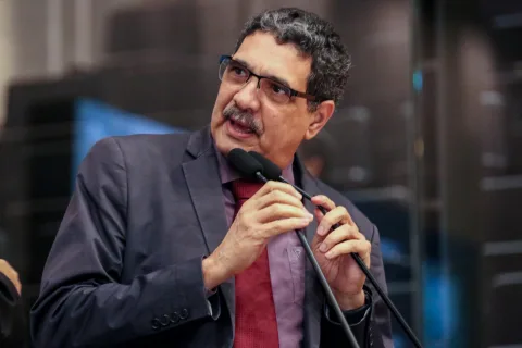 DESMONTE - “Brasil está sob risco de perder o controle de setores estratégicos, como energia e telecomunicações”, acredita João Paulo. Foto: Jarbas Araújo