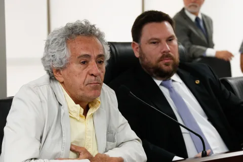 ALTERNATIVAS - Presidente do colegiado, Wanderson Florêncio (D) é contrário à usina nuclear: “Por que investir em algo tão caro e tão inseguro?”, questionou. Foto: Roberta Guimarães