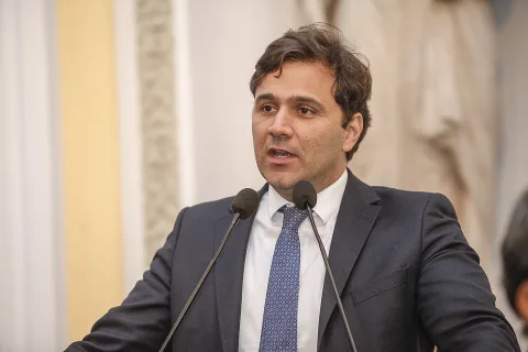 Dep. Rodrigo Novaes.