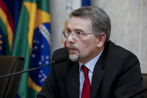 BOLETINS - Chefe do Núcleo de Orçamento e Economia da Consuleg, Cláudio Alencar coordena publicações temáticas publicadas periodicamente pela Alepe. Foto: Giovanni Costa
