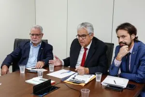 DELIBERAÇÃO - Secretário estadual de Agricultura, Dilson Peixoto, e representantes de órgãos envolvidos com a questão participaram de encontro promovido pela Comissão de Administração Pública. Foto: Roberta Guimarães