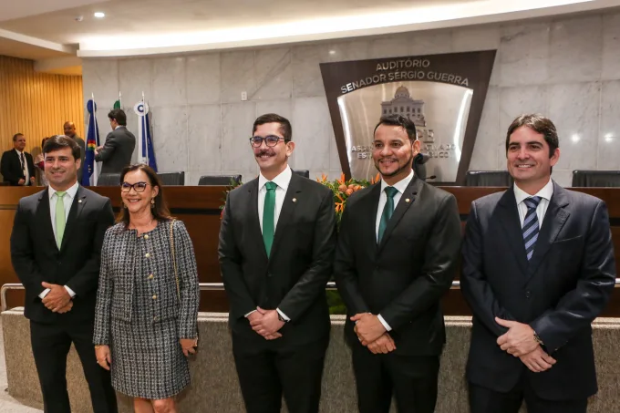 Defensores públicos são agraciados com o título de cidadão pernambucano