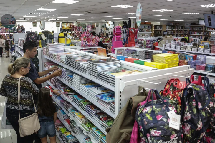 MATERIAL - Consumidor poderá optar pela aquisição integral no início do ano letivo ou fazê-la ao longo do semestre, conforme cronograma da instituição. Foto: Alepe