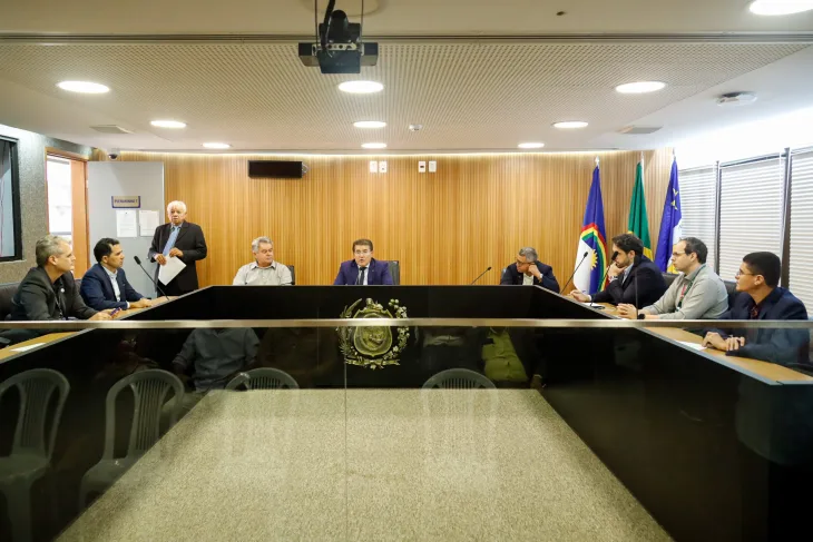 Foto de frente da Mesa em formato de C do Plenarinho da Alepe, registrando pessoas que falaram na reunião