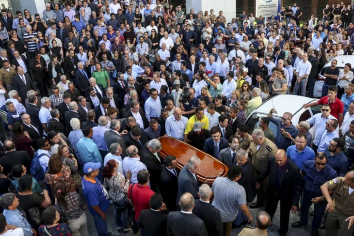 VELÓRIO - Políticos, servidores, amigos e admiradores dizem adeus ao parlamentar na Alepe. Foto: Breno Laprovítera