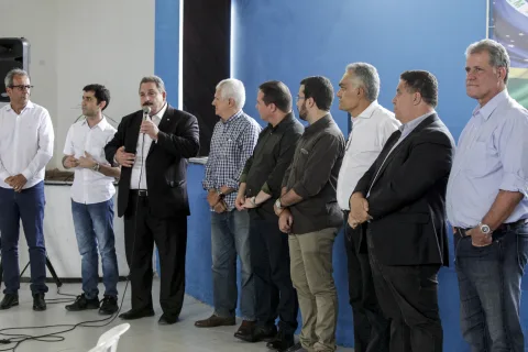 SOLENIDADE - Presidente da Alepe, Eriberto Medeiros, acompanhado de deputados e de representantes do Governo do Estado, participou da premiação.