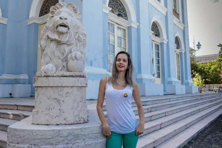 MERCADO DE TRABALHO - Chances de emprego são quase nulas para transexuais, mas autoafirmação favorece acesso a oportunidades. Fabianna Mello (acima) é exceção: conseguiu vaga em gabinete parlamentar. Foto: Giovanni Costa