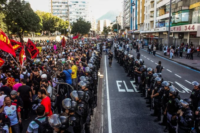 manifestantesXpoliciais_by_ninja midia