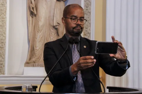 EDILSON SILVA - “Sabe quando o governador abriu inquérito administrativo na corregedoria para investigar o capitão? Há quatro dias." Foto: Jarbas Araújo