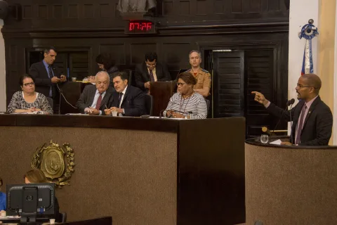 APELO - O parlamentar pediu que o Ministério Público não aceite o relatório em que policiais são acusados por homicídio culposo, quando não há intenção de matar. Foto: Roberto Soares