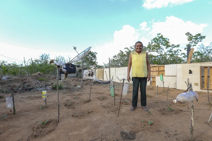 RESTRIÇÕES - “Não pode tomar banho, nem pegar água com balde”, lamenta a agricultora aposentada Luiza Perciliana da Conceição, moradora de Floresta. Foto: Rinaldo Marques