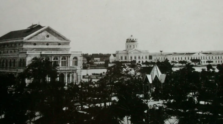 ANTIGA SEDE - Concluído em 1875 para suprir carência estrutural da antiga sede, Palácio Joaquim Nabuco abraça viés museológico reconhecido desde 2010. Foto: Marc Ferrez, produzida em 1875, revela edifício monocromático e em tonalidade clara.